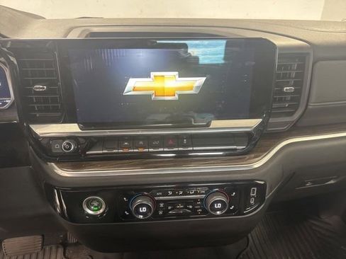 Used 2022 Chevrolet Silverado 1500 LT AWD/4WD image 15