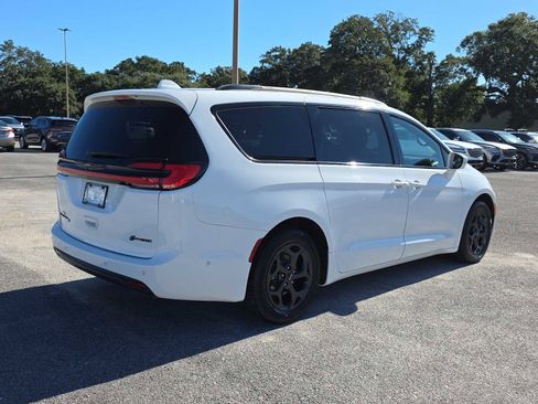 Used 2021 Chrysler Pacifica Limited w/ Uconnect Theater Family Group image 9