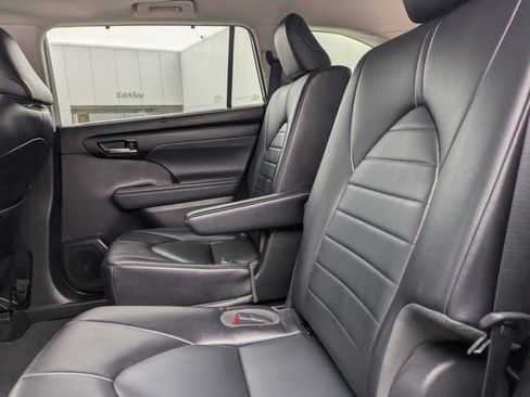 Used 2022 Toyota Highlander XLE image 19