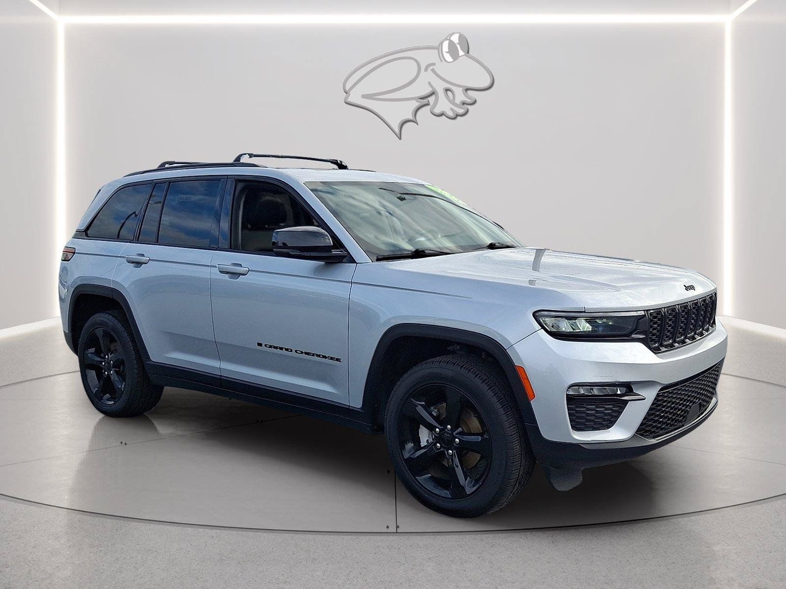 Used 2024 Jeep Grand Cherokee Limited w/ Black Appearance Package AWD/4WD image 6