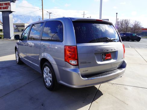 Used 2017 Dodge Grand Caravan SE w/ UConnect Hands-Free Group image 6