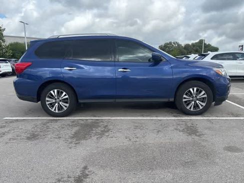 Used 2018 Nissan Pathfinder SV image 6