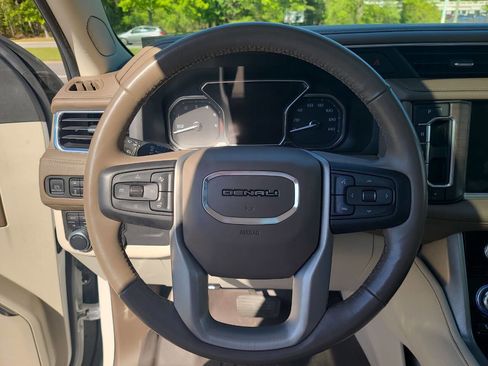 Used 2021 GMC Yukon XL Denali w/ Denali Premium Package image 17