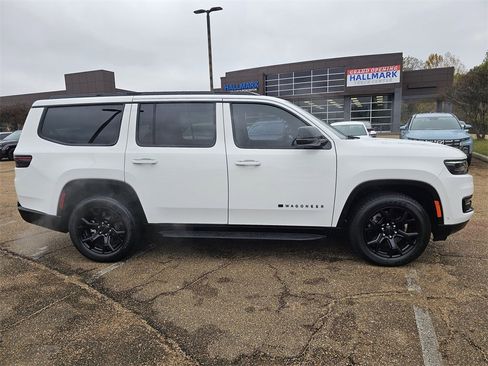 Used 2025 Jeep Wagoneer Series II image 3