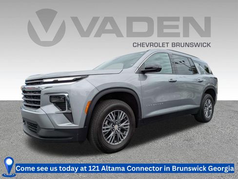 Used 2025 Chevrolet Traverse LT w/ Driver Confidence Package FWD image 1