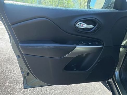 Used 2019 Jeep Cherokee Limited AWD/4WD image 28