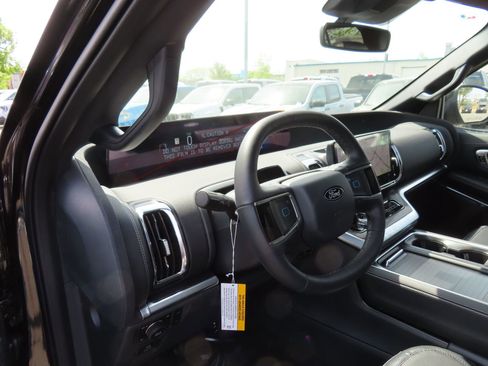 New 2026 Ford Expedition Max Platinum image 9