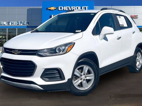 Used 2017 Chevrolet Trax LT w/ LT Convenience Package FWD image 3