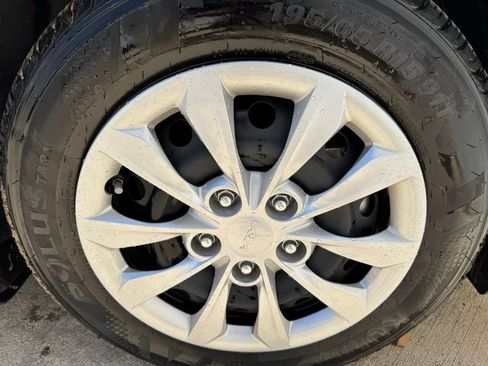 Used 2024 Kia Forte LX FWD image 7