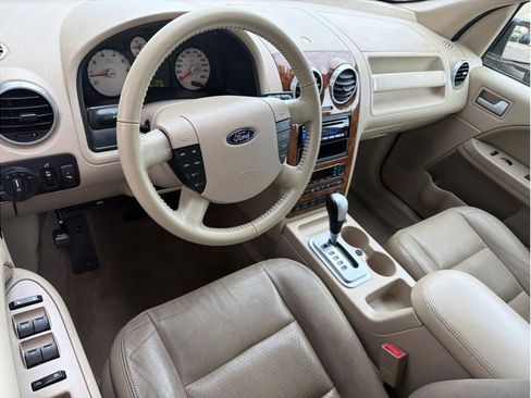 Used 2005 Ford Freestyle Limited image 2