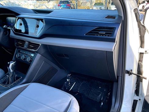 Used 2022 Volkswagen Taos SE w/ Panoramic Sunroof Package image 15