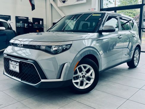 Used 2023 Kia Soul LX w/ LX Technology Package FWD image 1