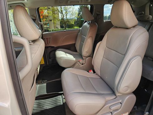 Used 2015 Toyota Sienna XLE w/ XLE Navigation Package image 13