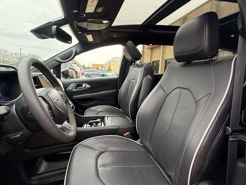 Used 2026 Chrysler Pacifica Limited image 10