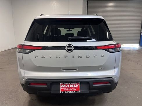 Used 2024 Nissan Pathfinder SV image 4