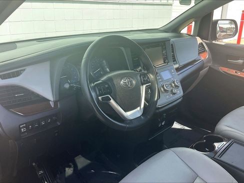 Used 2019 Toyota Sienna Limited Premium FWD image 18