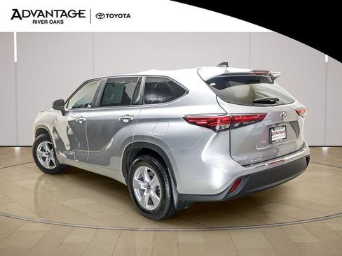 Used 2023 Toyota Highlander LE FWD image 5