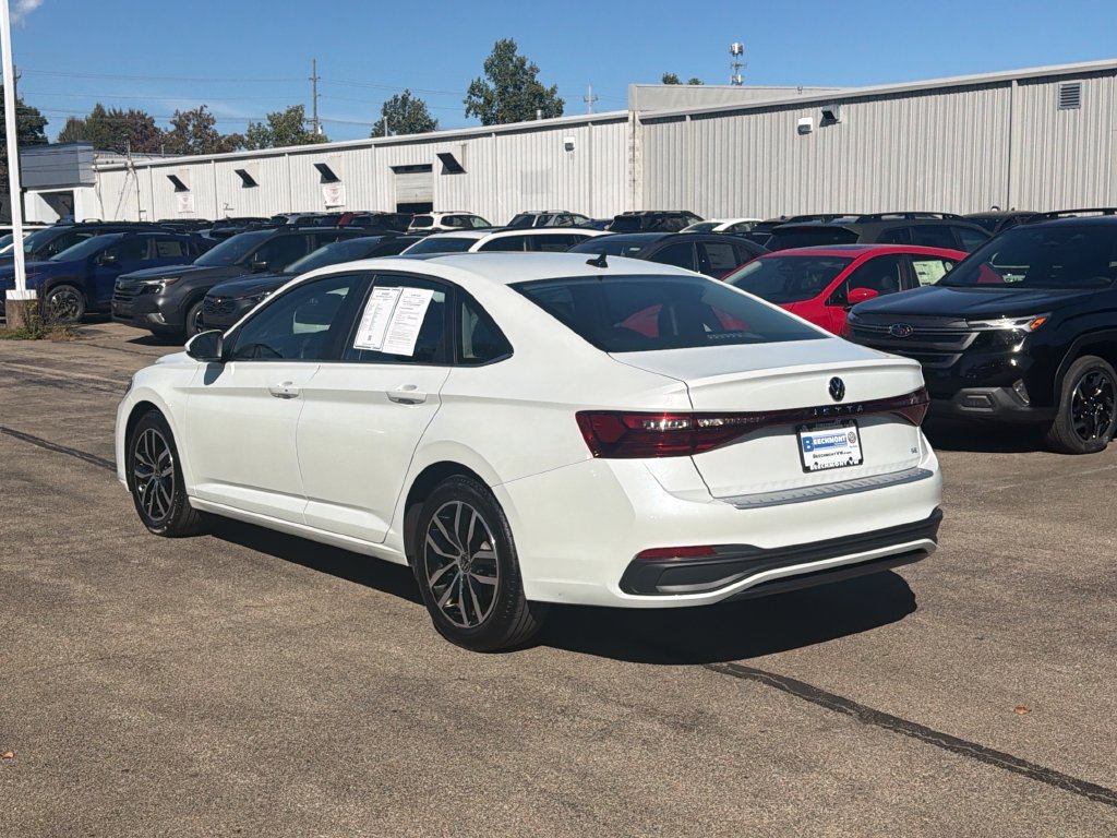 Certified 2025 Volkswagen Jetta SE FWD image 4