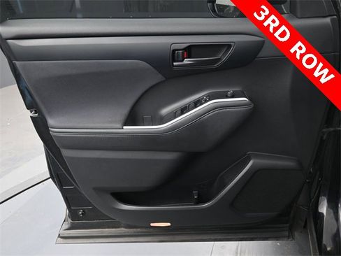 Used 2023 Toyota Highlander L image 13