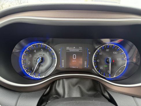 Used 2019 Chrysler Pacifica Touring-L image 14