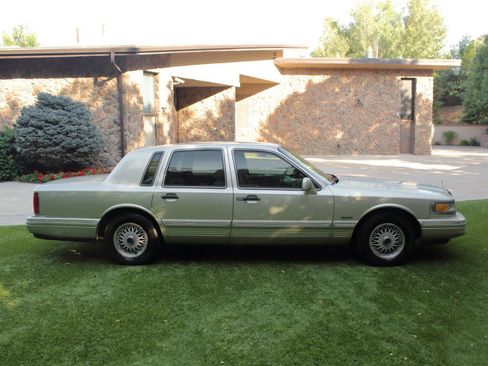 Used 1997 Lincoln Town Car Signature RWD image 3