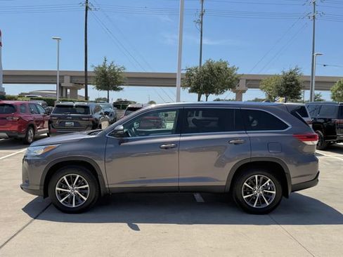 Used 2019 Toyota Highlander XLE AWD/4WD image 6