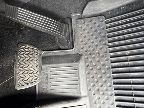 Used 2021 Toyota Highlander LE image 17