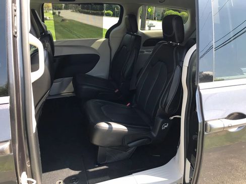 Used 2021 Chrysler Voyager Lxi FWD image 3