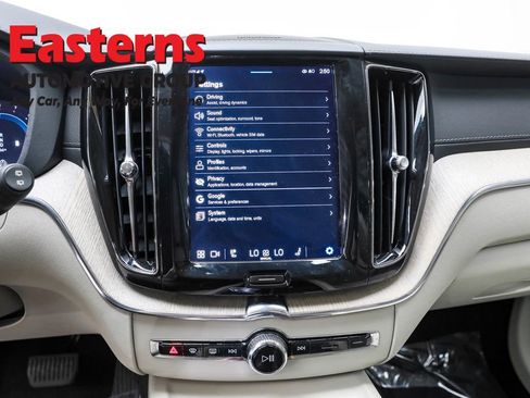 Used 2022 Volvo XC60 B6 Inscription image 12