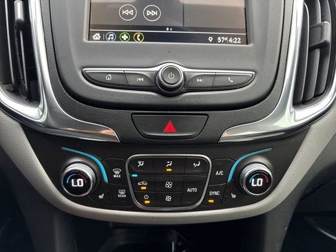 Used 2019 Chevrolet Equinox LT image 18