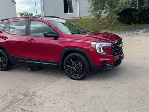 Used 2023 GMC Terrain SLE w/ Driver Convenience Package FWD image 2