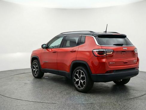 Used 2025 Jeep Compass Limited image 5