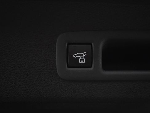 Used 2025 Toyota Sienna XLE AWD/4WD image 18
