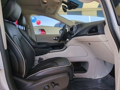 Used 2023 Chrysler Pacifica Limited FWD image 38