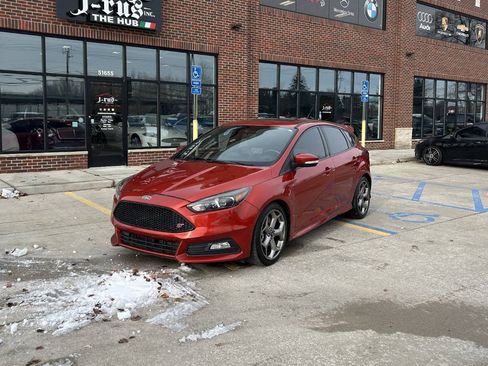 Used 2018 Ford Focus ST w/ Equipment Group 401A image 2