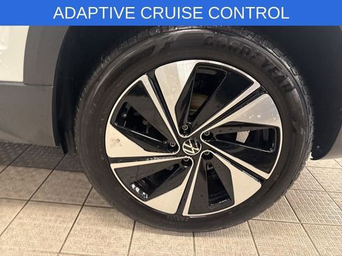 Used 2025 Volkswagen Taos SE image 16