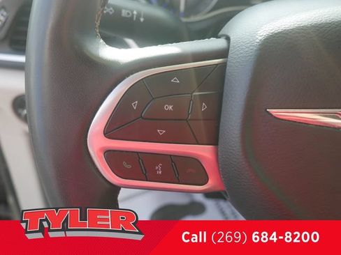 Used 2022 Chrysler Pacifica Touring-L FWD image 28