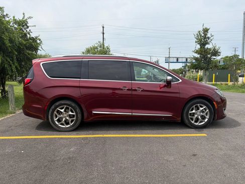 Used 2017 Chrysler Pacifica Limited w/ UConnect Theater Package FWD image 2