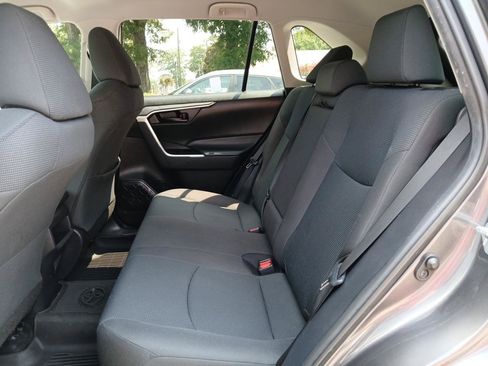 Used 2021 Toyota RAV4 LE FWD image 11