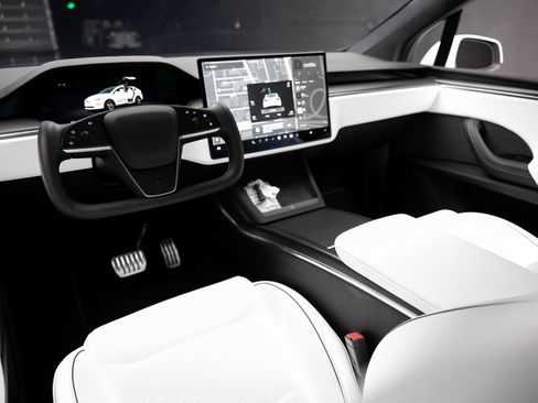 Used 2023 Tesla Model X Plaid image 2