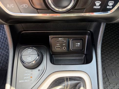 Used 2017 Jeep Cherokee Latitude w/ True North Edition AWD/4WD image 23