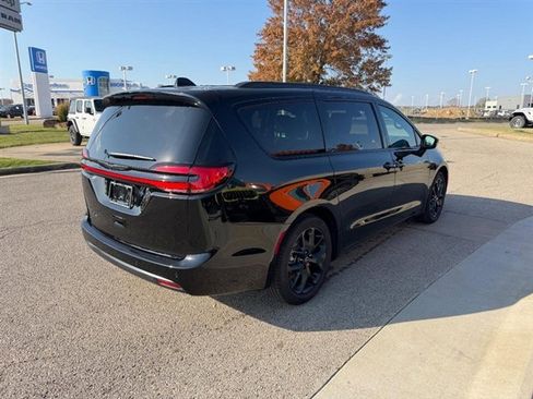 New 2026 Chrysler Pacifica Select w/ S Appearance Package image 4