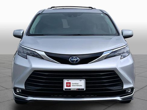 Used 2025 Toyota Sienna XLE w/ XLE Plus Package FWD image 4