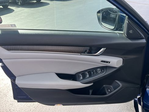 Used 2018 Honda Accord Touring image 10