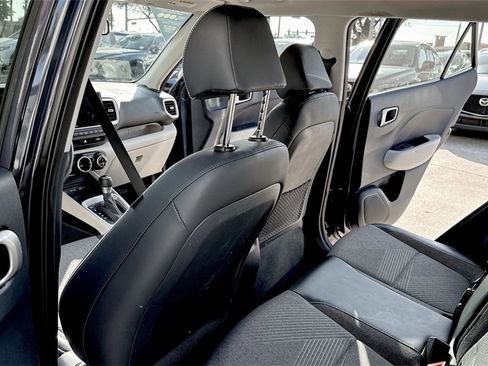 Used 2022 Hyundai Venue Limited image 35