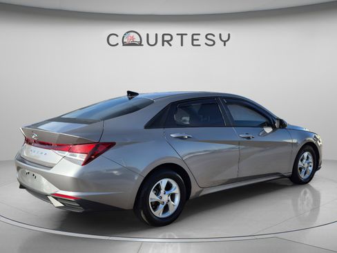 Used 2022 Hyundai Elantra SE FWD image 5