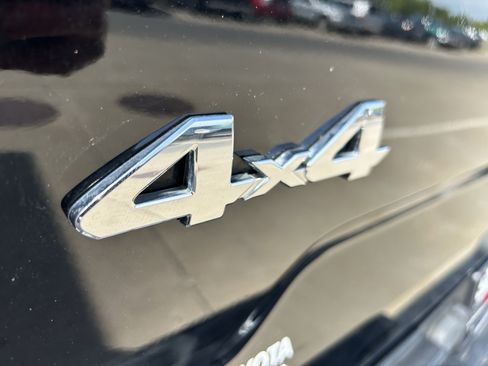 Used 2017 Toyota Tundra SR5 w/ SR5 Upgrade Package AWD/4WD image 2
