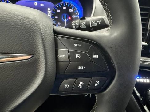 Used 2025 Chrysler Pacifica Limited FWD image 12