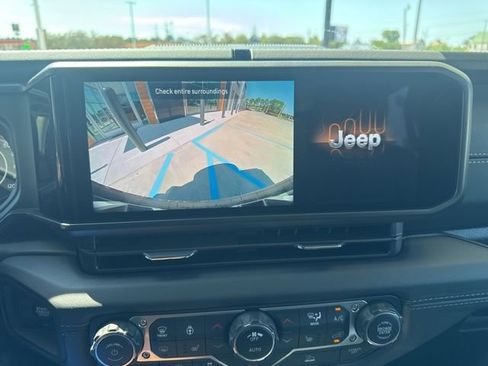 Used 2025 Jeep Wrangler Sahara image 27