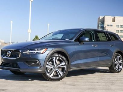 New 2026 Volvo V60 B5 Cross Country Plus w/ Climate Package